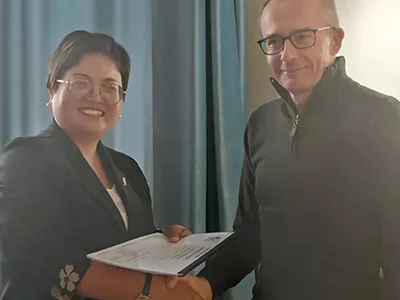 مع أحد العملاء من النرويج